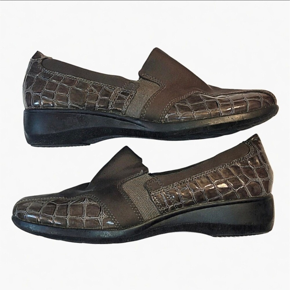 Clarks Collection Brown Croc Embossed Slip-On Loafers Women's Size 7M Auth VGUC
